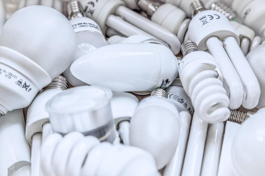 LED bulb lifespan chart compared to fluorescent lamp