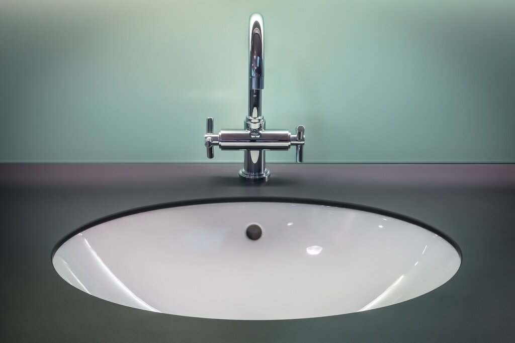 clean bright bathroom with no mold and good ventilation