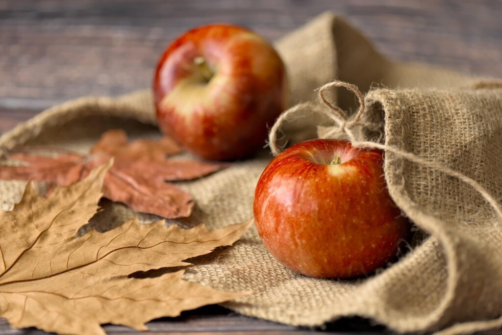 apple next to vegetables in refrigerator showing ethylene effect