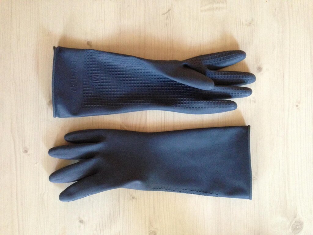 mold removal cleaning wall with bleach solution protective gloves